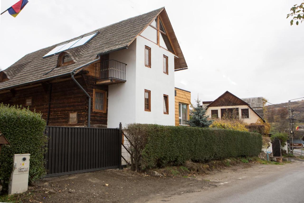 Отель Casa Cu Magnolii Пойениле-Изей Экстерьер фото