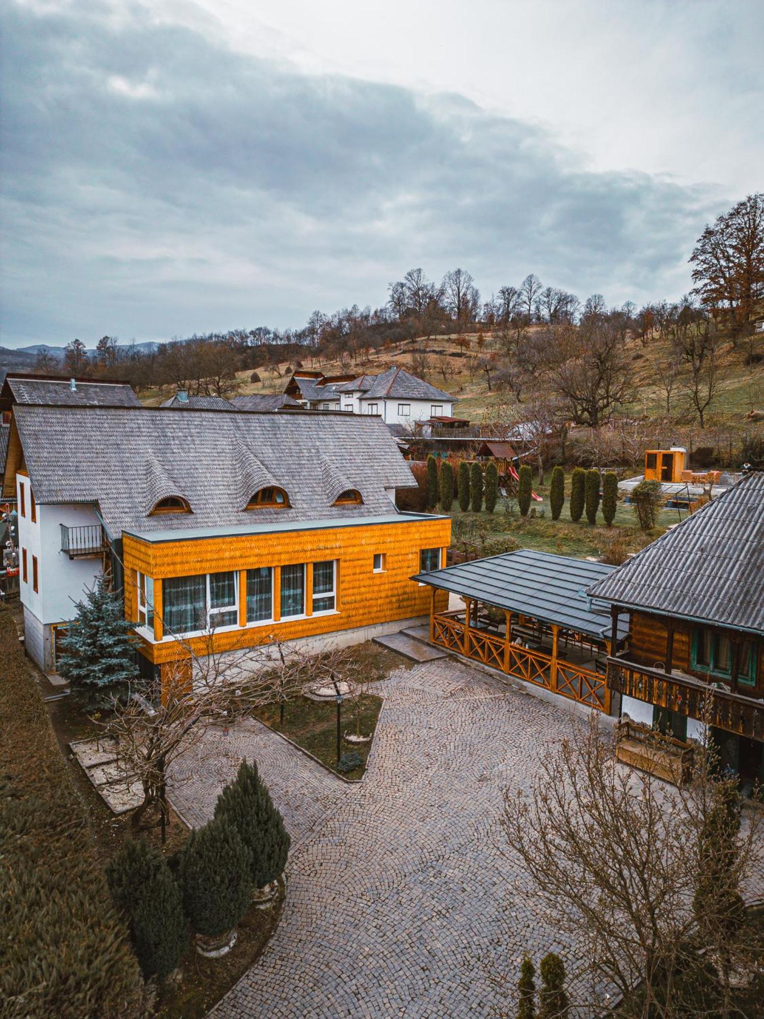 Отель Casa Cu Magnolii Пойениле-Изей Экстерьер фото